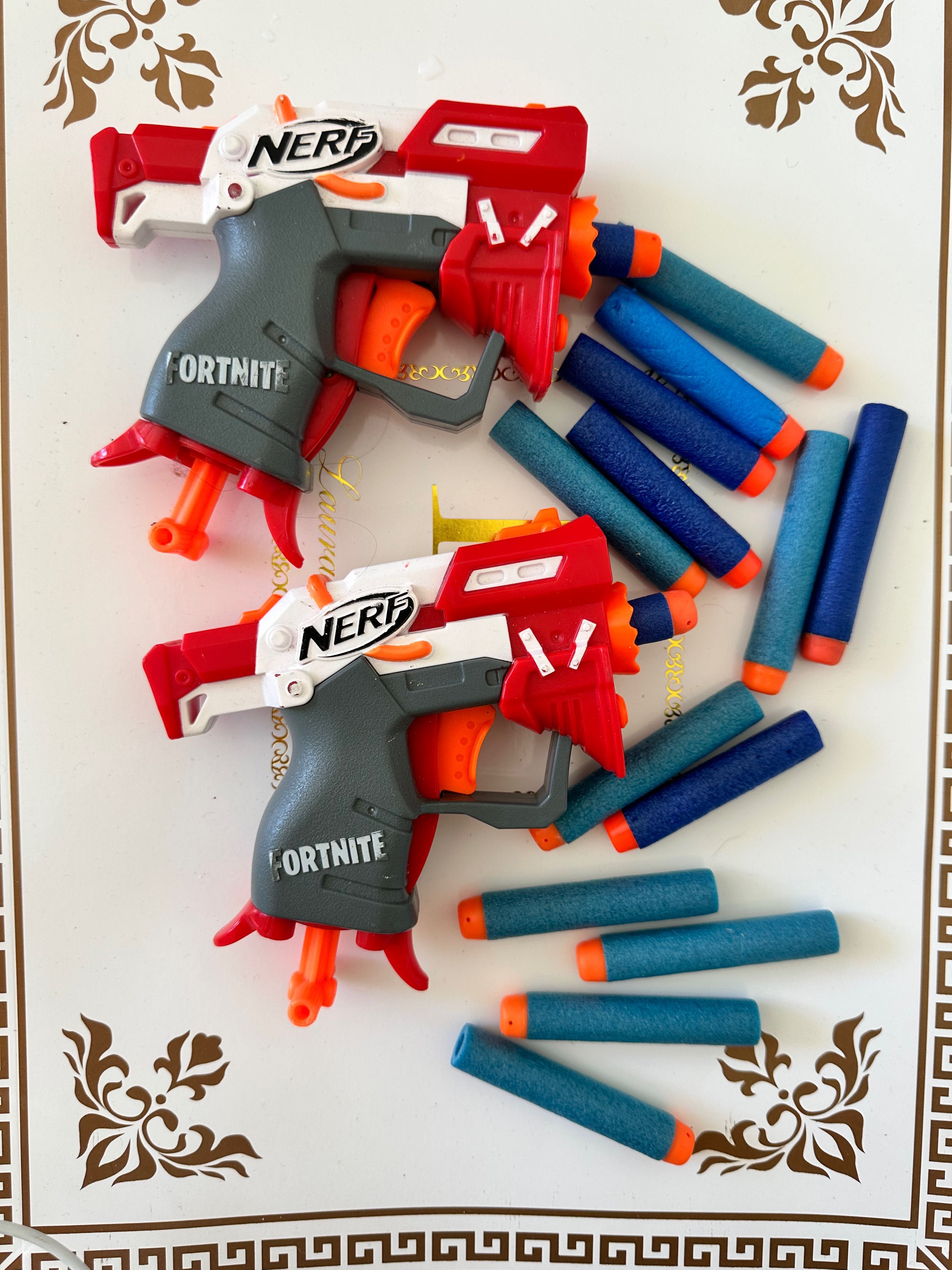 Два пістолета Nerf