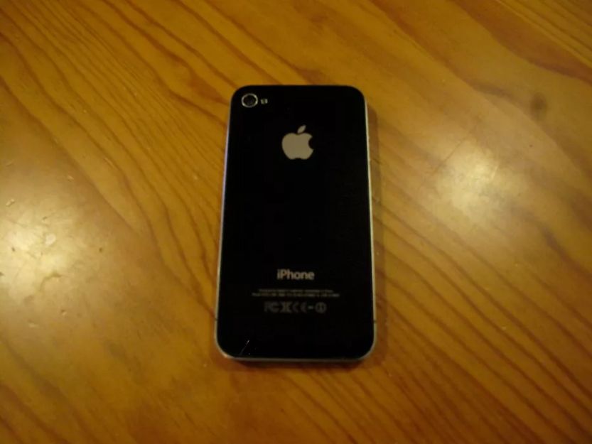 2 iPhones 4 - 8 Gb e 16 Gb - Para Peças