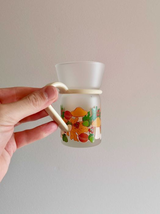 Par de copos vintage em vidro fosco e com asa removível; outonal