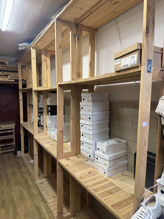 Деревʼяні стелажі