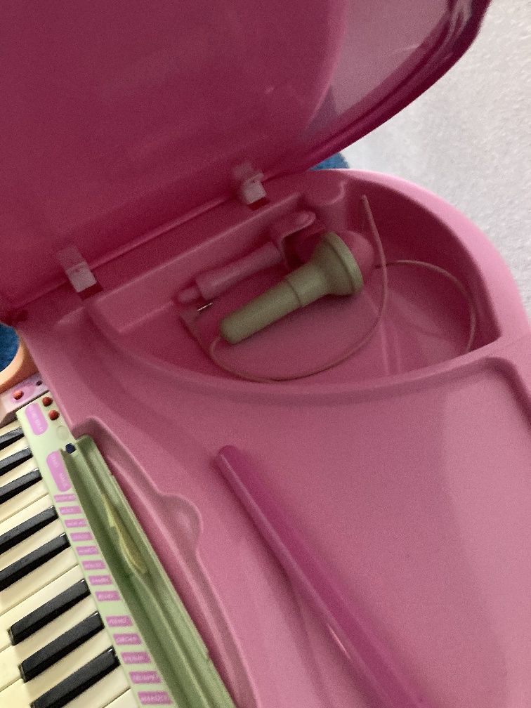 Piano de cauda de criança