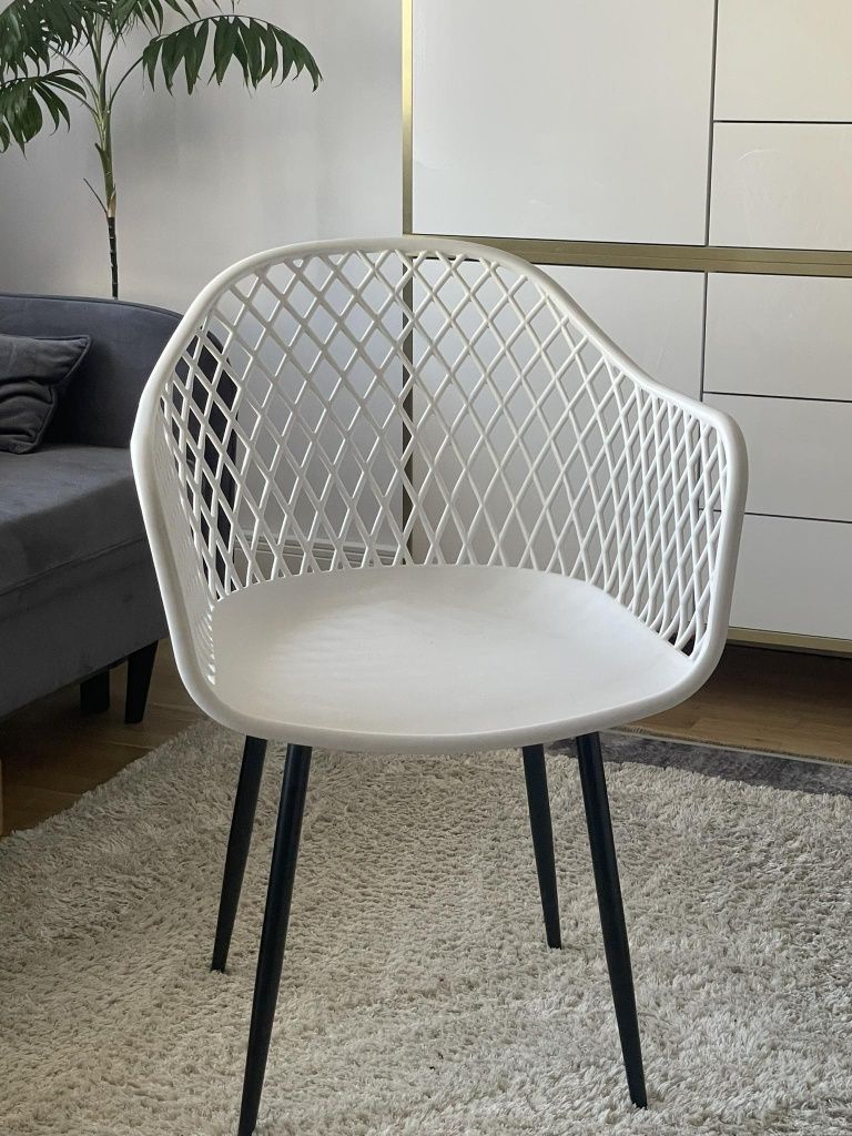 Krzesło ażurowe białe