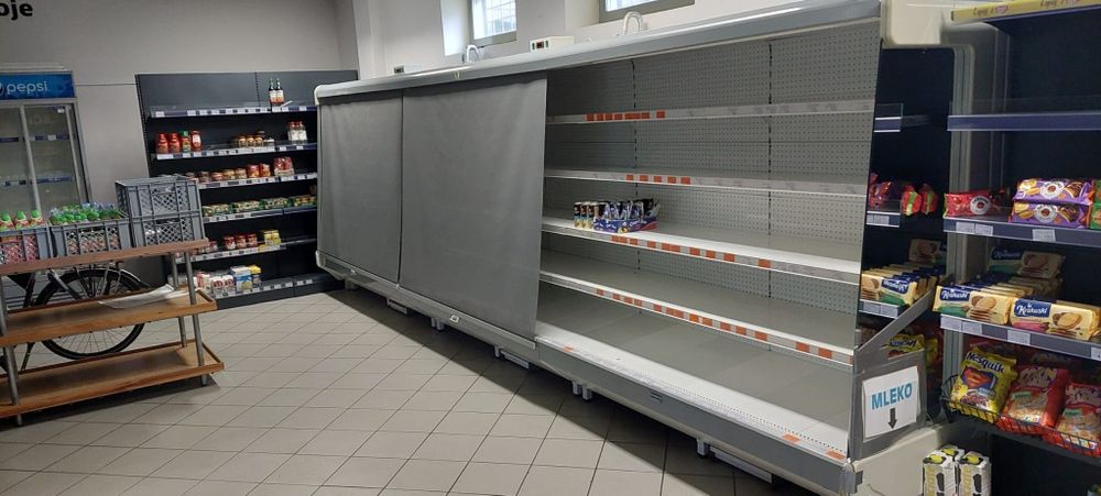 Wyposażenie sklepu spożywczego, lodówkii,regały,stojaki, krzesła,lady