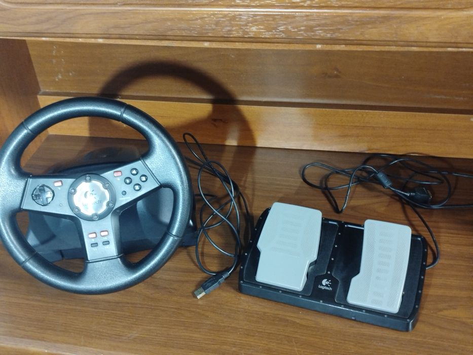 руль ігровий logitech і педалі