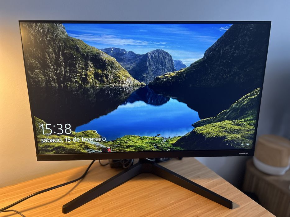 Monitor Samsung F24T350FHR de 24” (1920x1080) preto