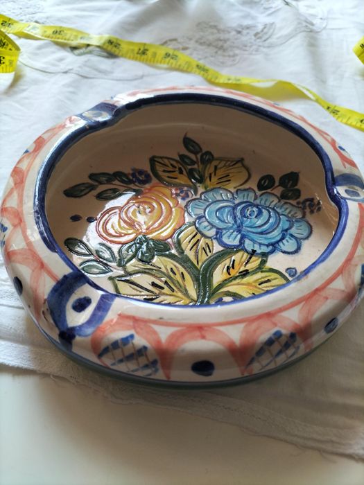 Lindíssima peça de faiança portuguesa, assinada