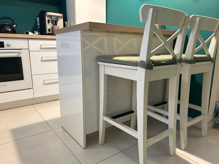 Kuchnia z wyspą kuchenną i krzesłami