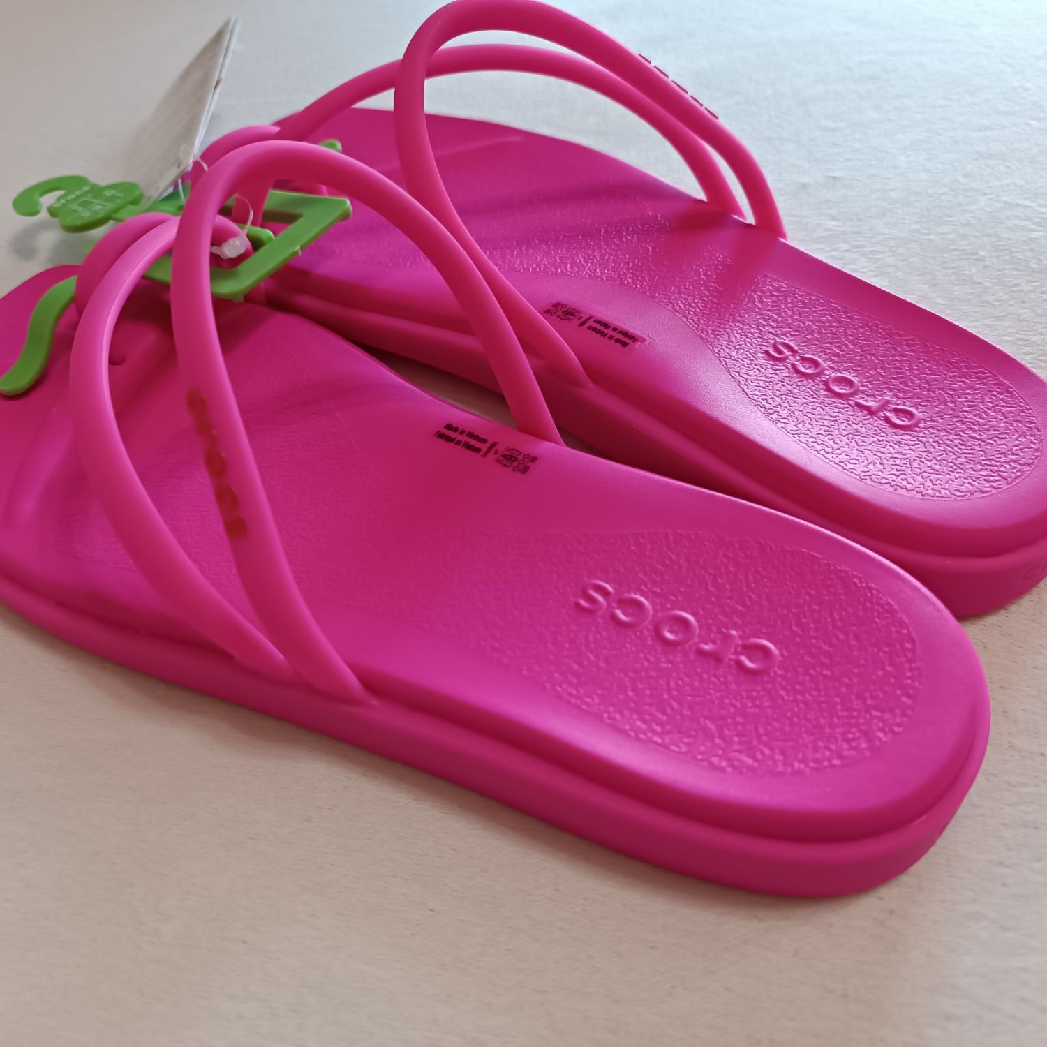 Crocs Miami Toe Loop шлепанцы женские крокс розовые через палец.