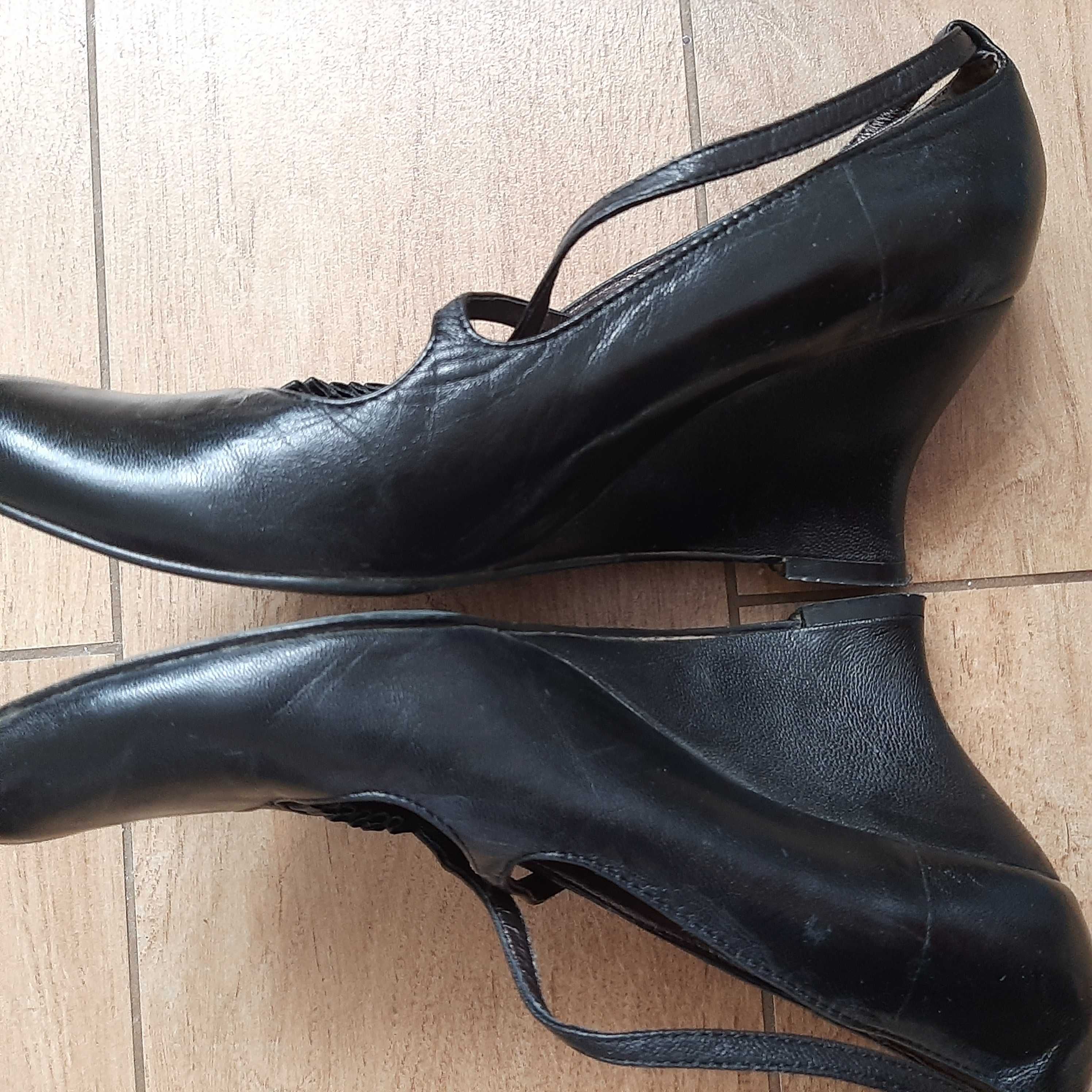Czarne skórzane buty na koturnie Pierre Chupin, roz. 37