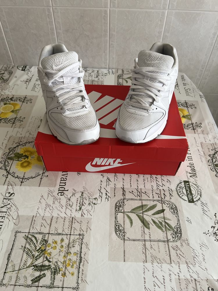 Nike air max command