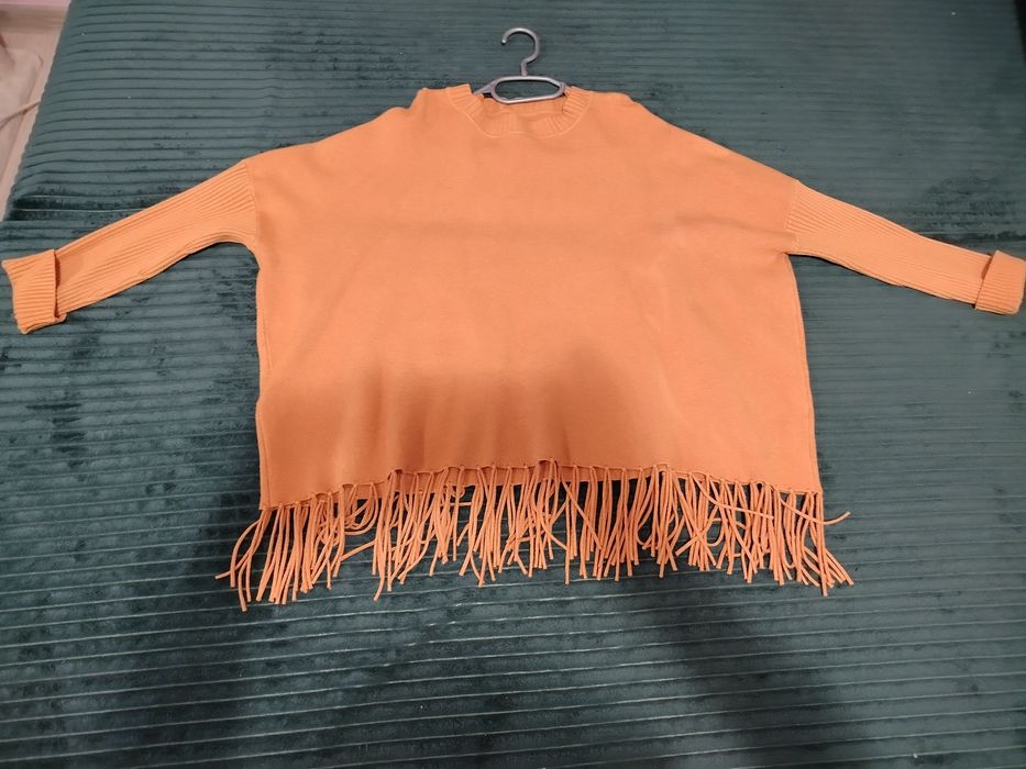Sweter damski z frędzlami