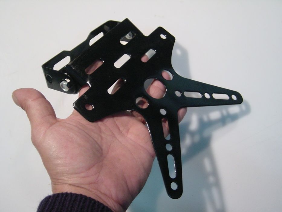 Suporte de matrícula articulado