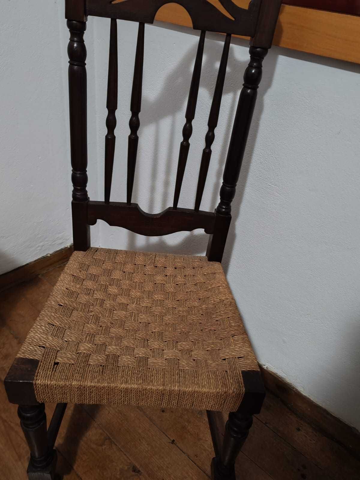 Cadeira em madeira com o assento em corda. Nova.