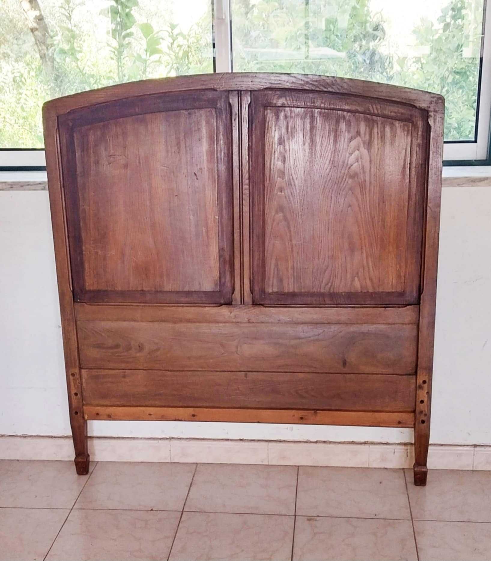 Antiga Cabeceira de Cama em Carvalho. Servia como Frente de Sommier.