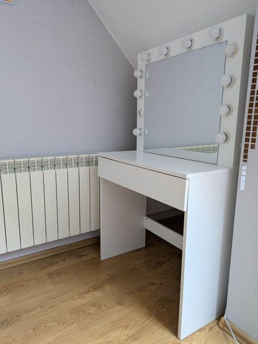 Toaletka konsola biała z oświetleniem