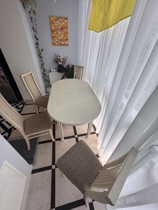 Стіл з дерева для вітальні або кухні