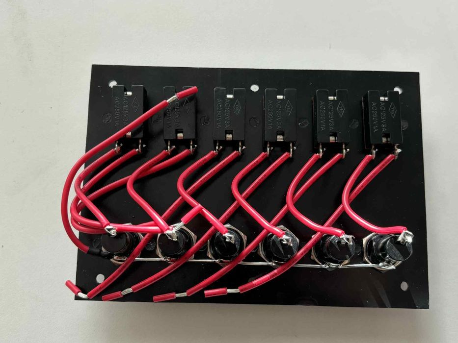 Panel przełączników z bezpiecznikami