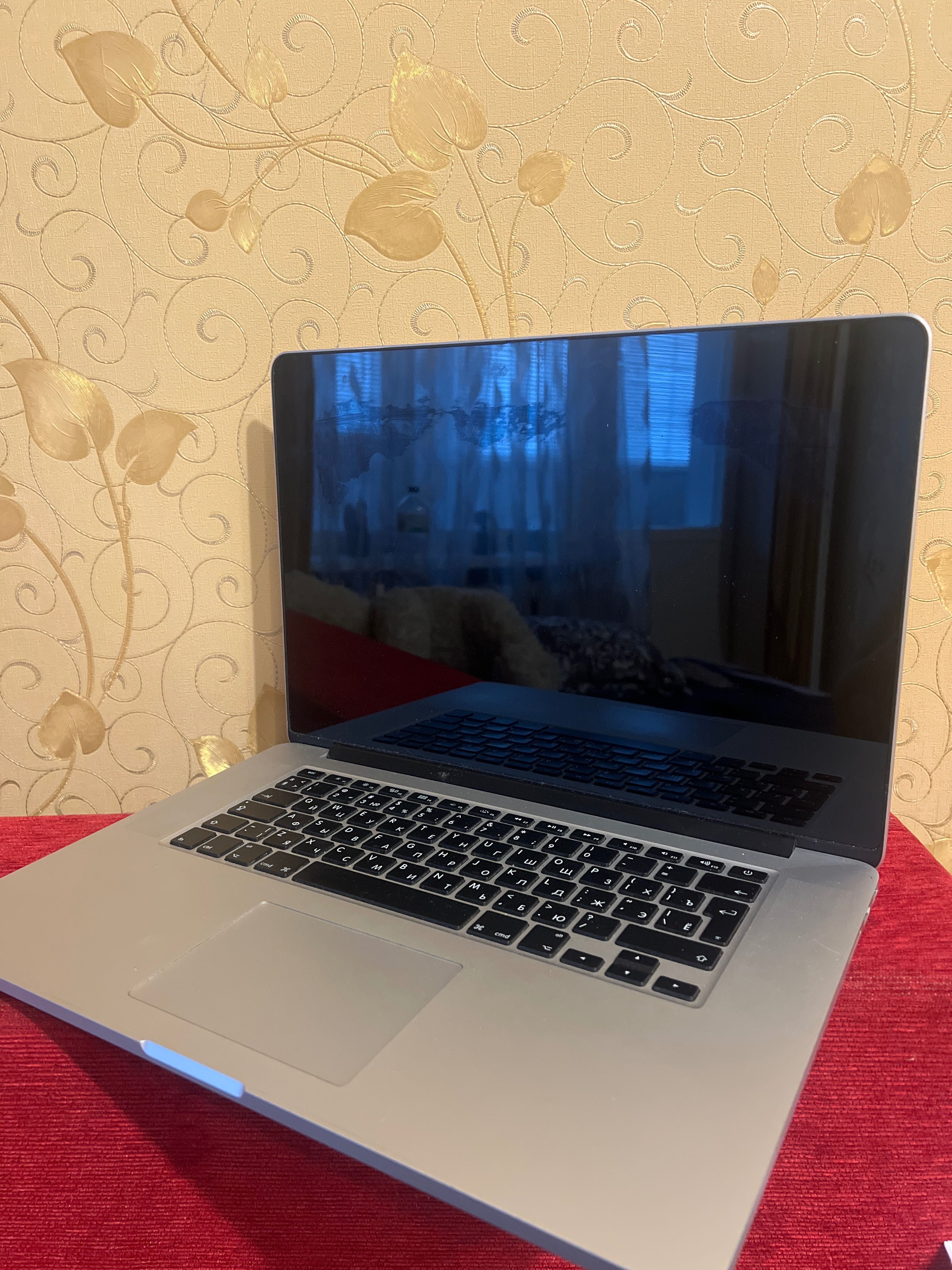 Продаю MacBook 17 Pro, 2015 рік стан як новий (є косметичний дефект