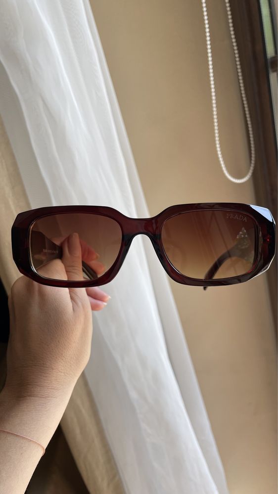 Piękne brązowe okulary przeciwsłoneczne PRADA
