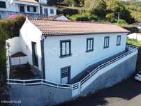 Casa típica da ilha do Pico, na freguesia das Ribeiras