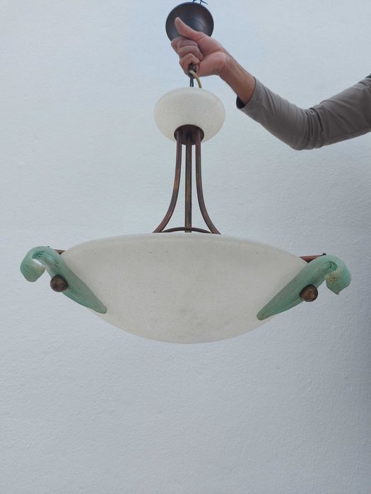 Lâmpada antiga de bronze com toque verde – Elegância vintage