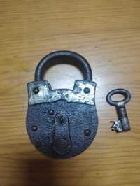 Cadeado antigo com chave