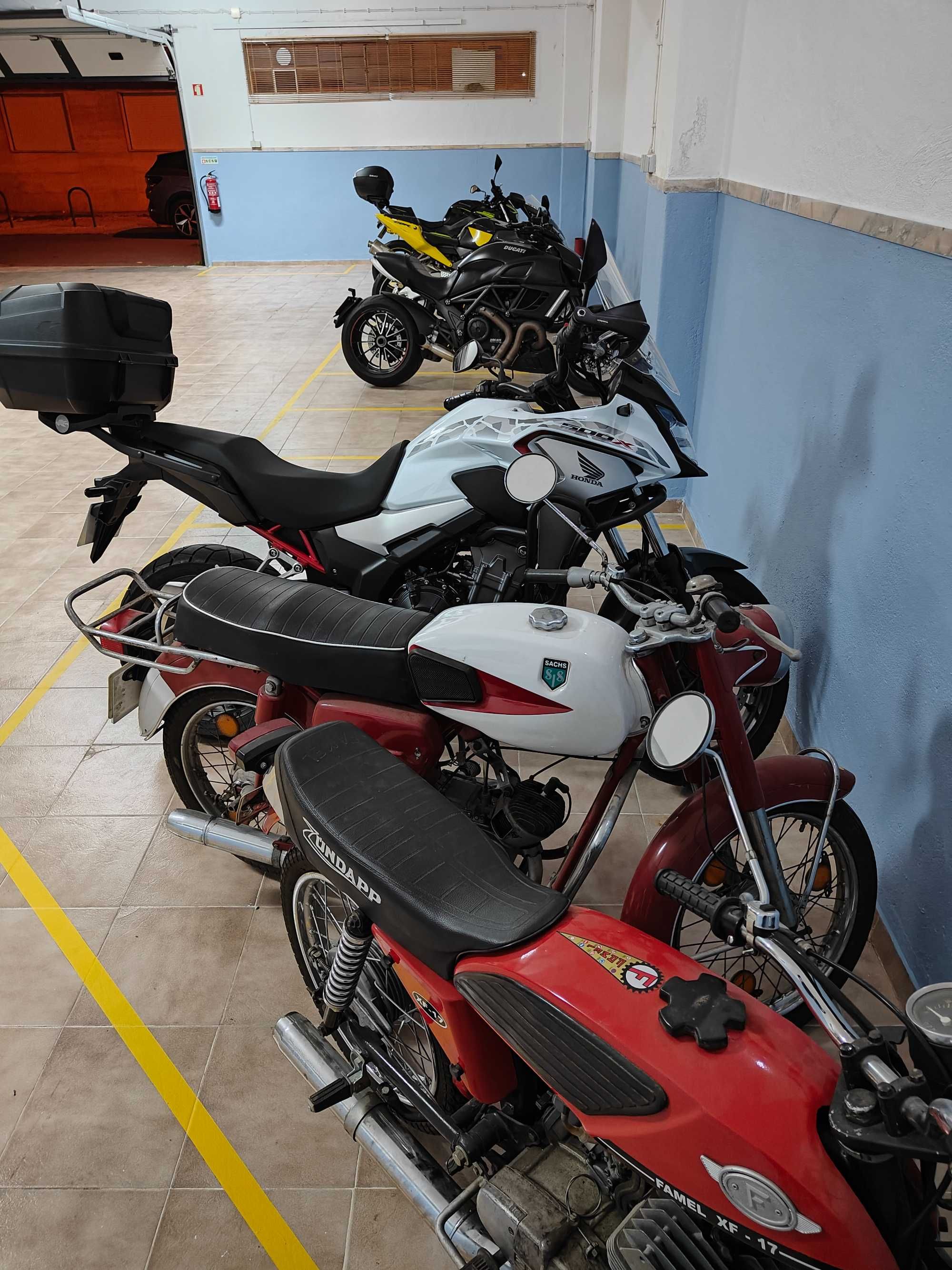 Lugar de Estacionamento para Motas em Garagem junto ao Lidl do Feijó