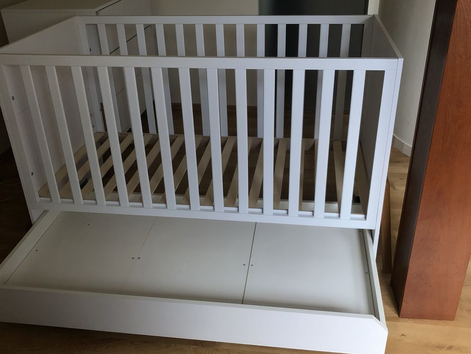 Łóżeczko (+materac) oraz komoda marki Bellamy