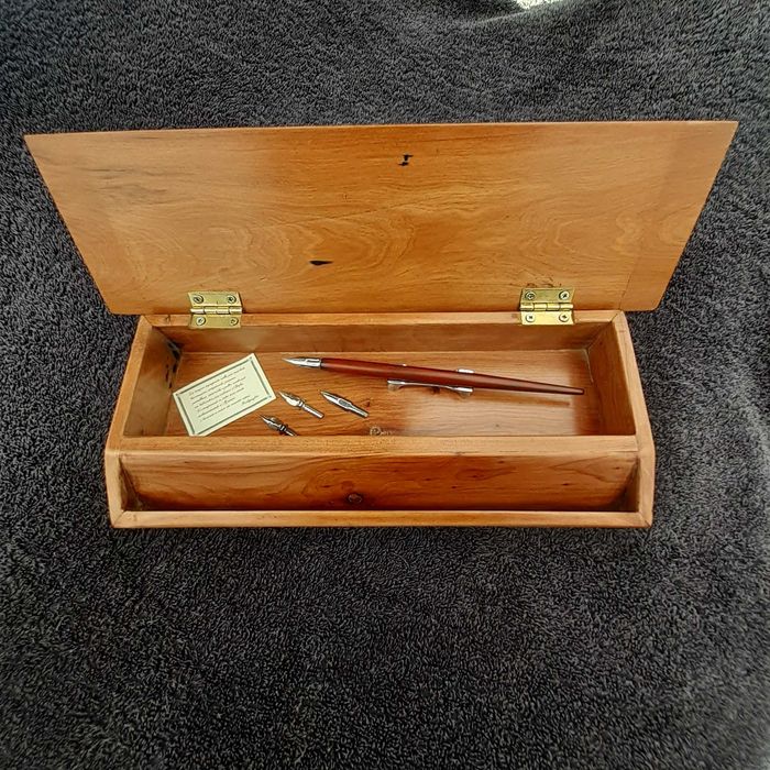 Caixa de escrita com pena e aparos