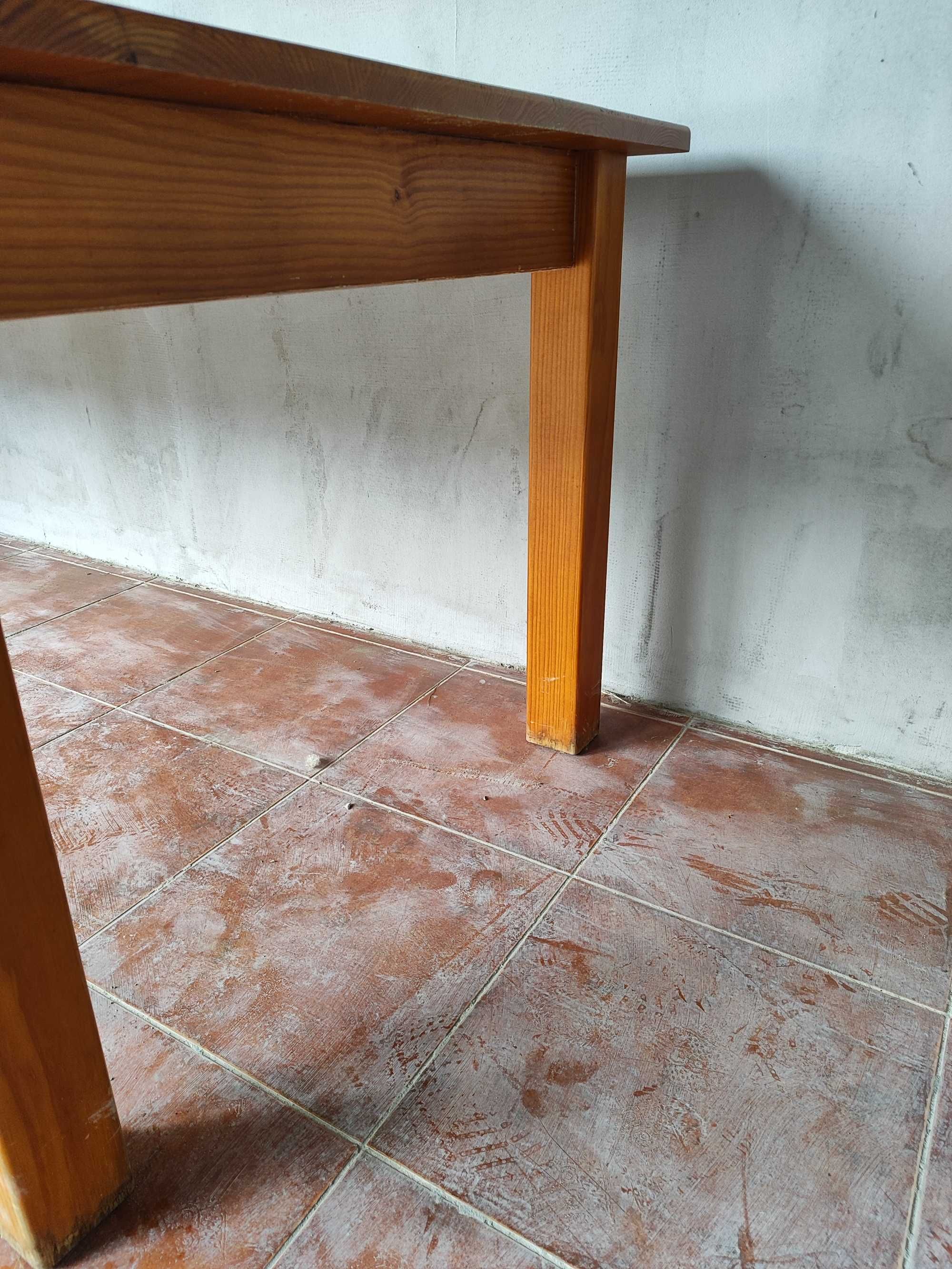 Mesa em madeira maciça