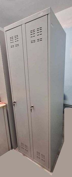 Szafa na ubrania metalowa o wymiarach 180 x 60 x 50 cm.