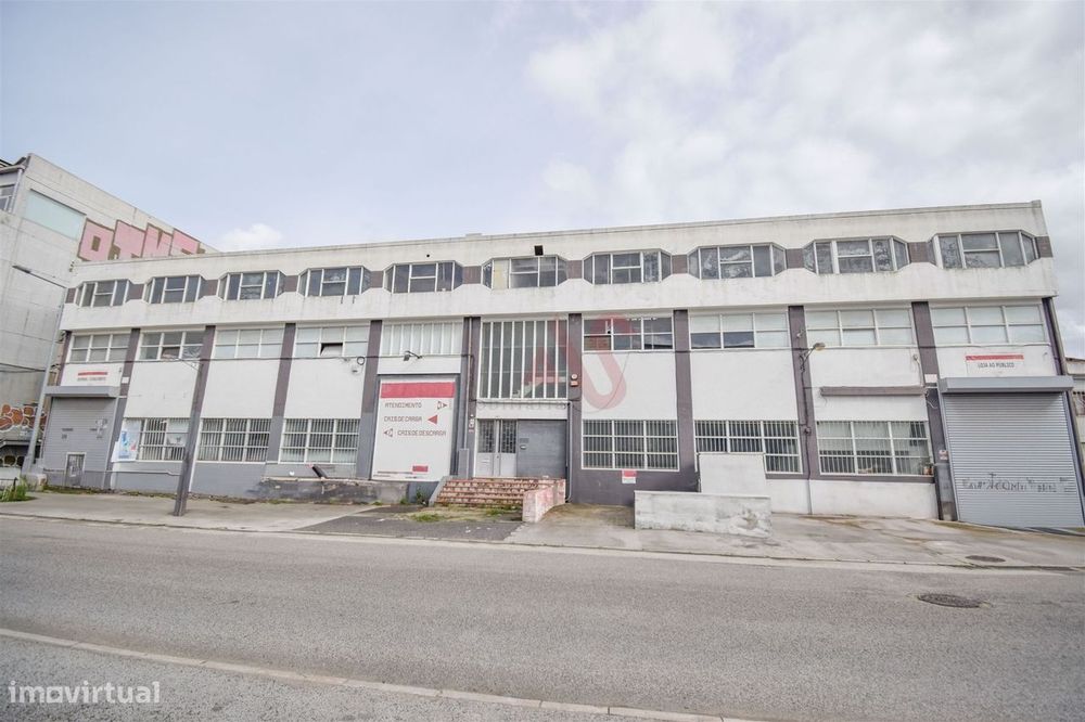 Armazém com 2.611,80 m² em Santa Iria de Azoia, Loures