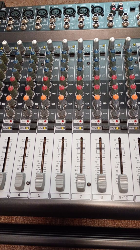 Активный микшерный пульт Behringer EuroPower PMP4000.