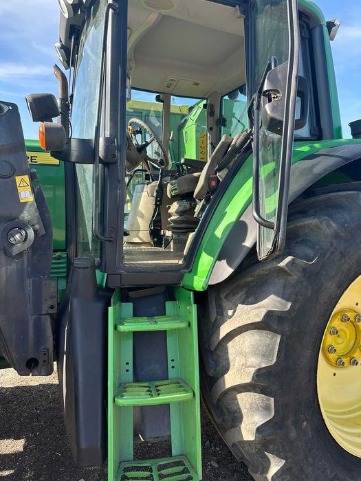 Трактор John Deere 6930 Premium з фронтальним навантажувачем