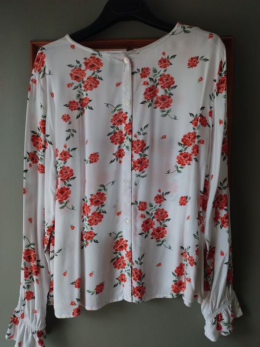 Elegancka bluzka z zapięciem na plecach r42