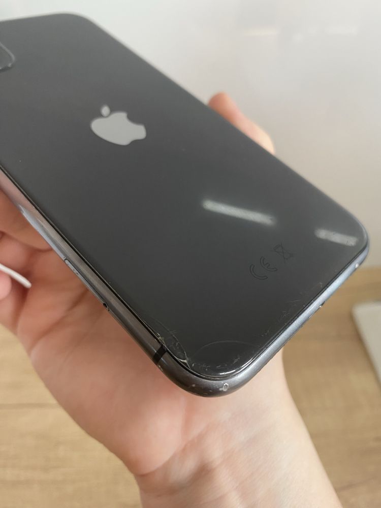 iPhone 11 64 GB plus 5 etui