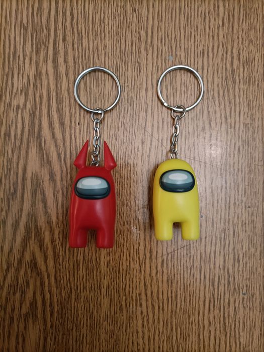 Dwa breloki Among Us