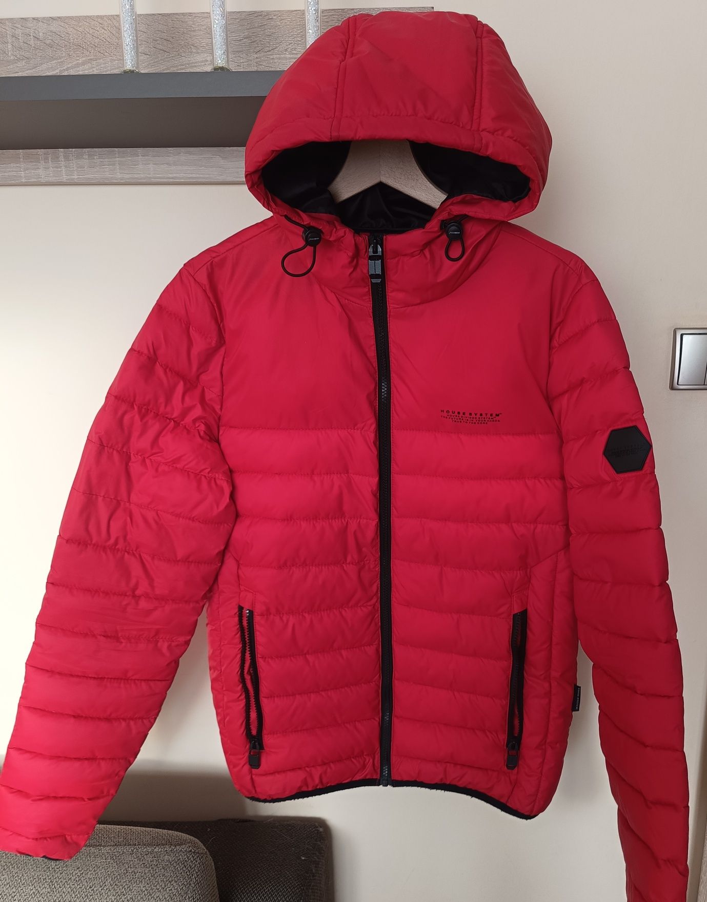 Pikowana kurtka z kapturem czerwona