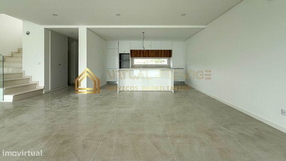 Moradia T4+1 em Banda – Nova - Piscina e Garagem - Palhais