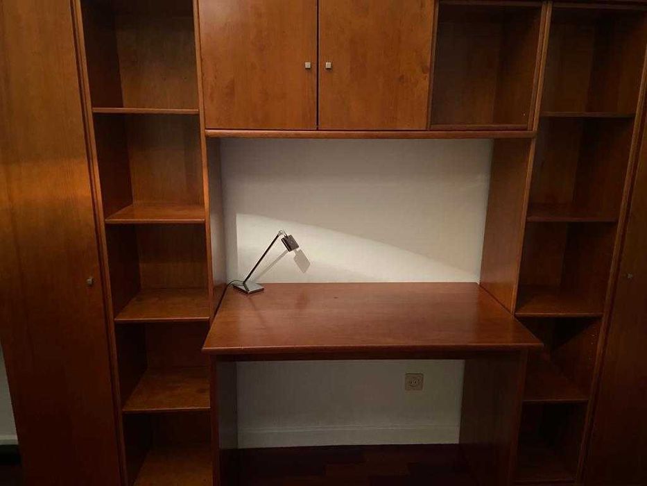 Cama solteiro com escrivaninha e colchões