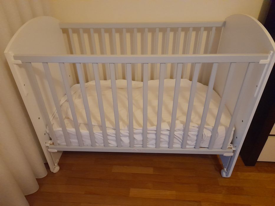 Cama bebé e colchão