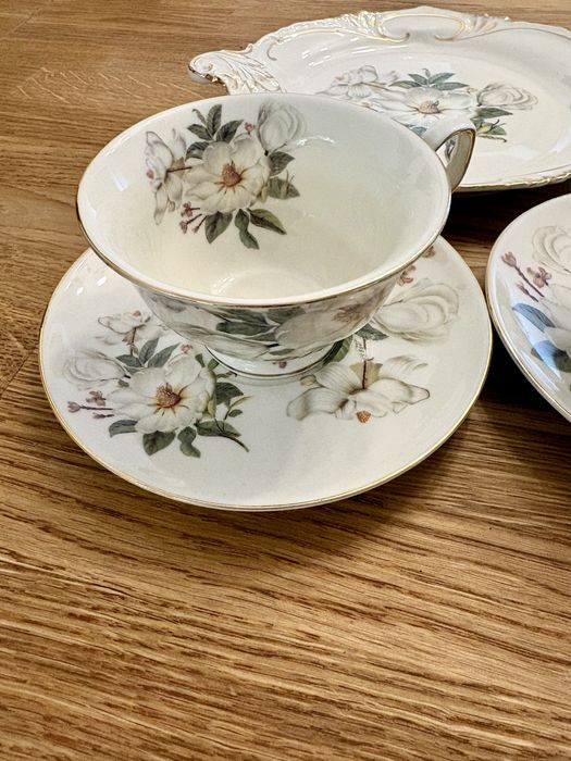 Zestaw porcelany dwie filiżanki z podstawkami i talerzyk deserowy