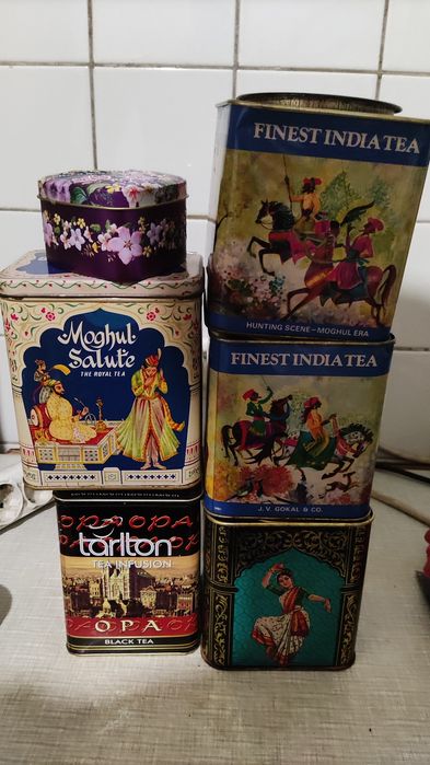 Набор старых банок под чай