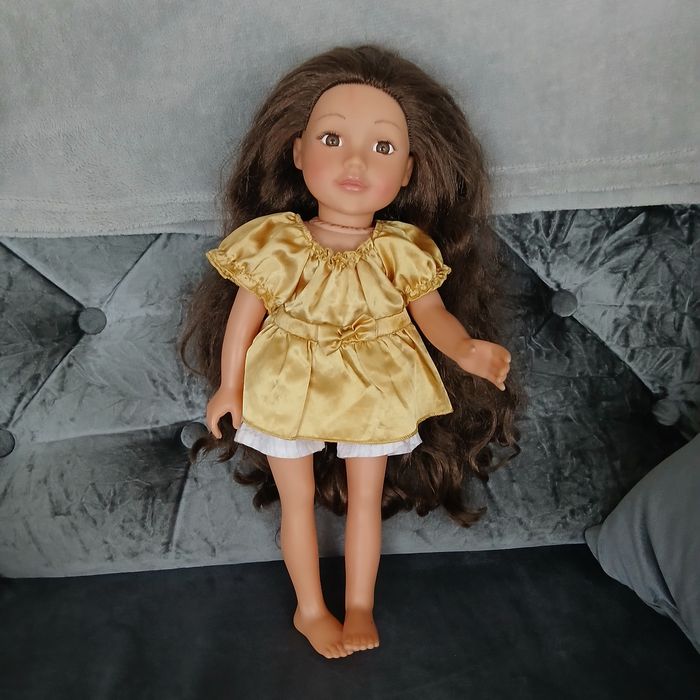 Śliczna lalka z długimi włosami.