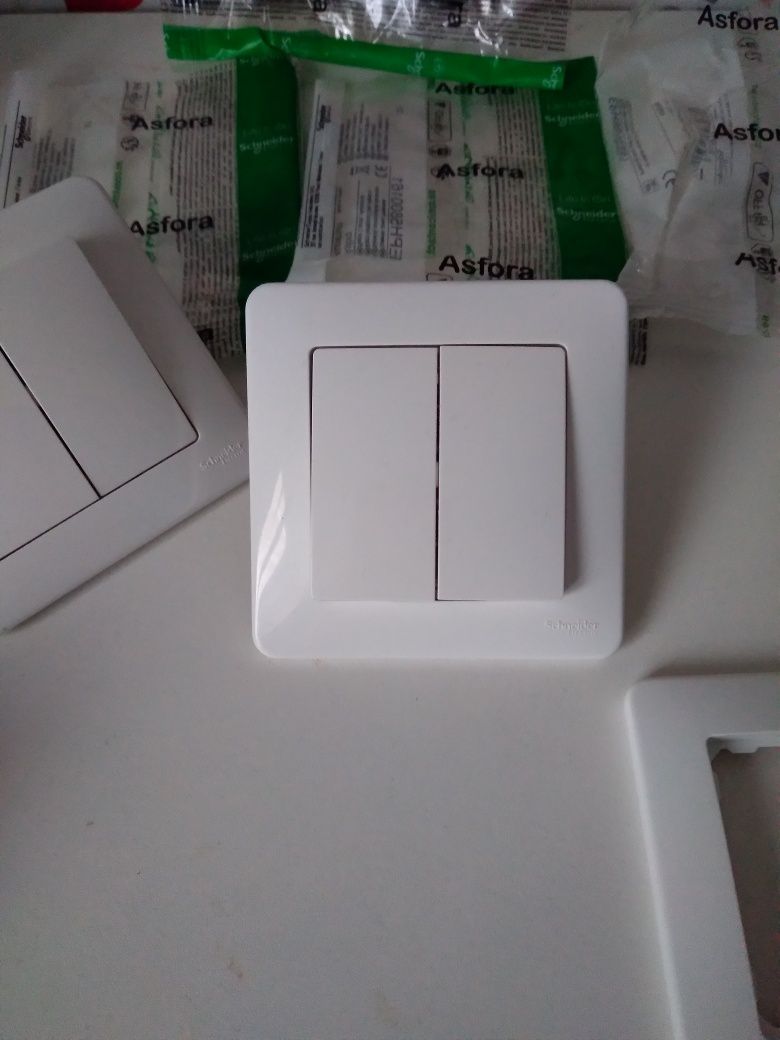 Schneider Sedna Łącznik świecznikowy + ramka gratis