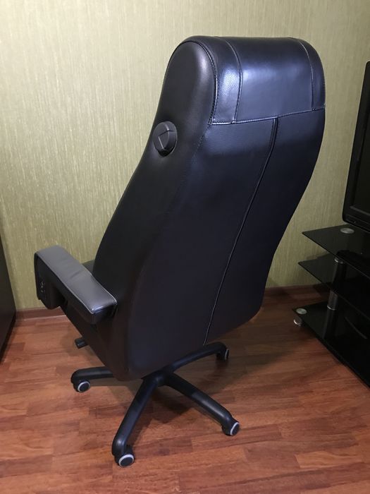 Кресло офисное, кожаное, массажное.