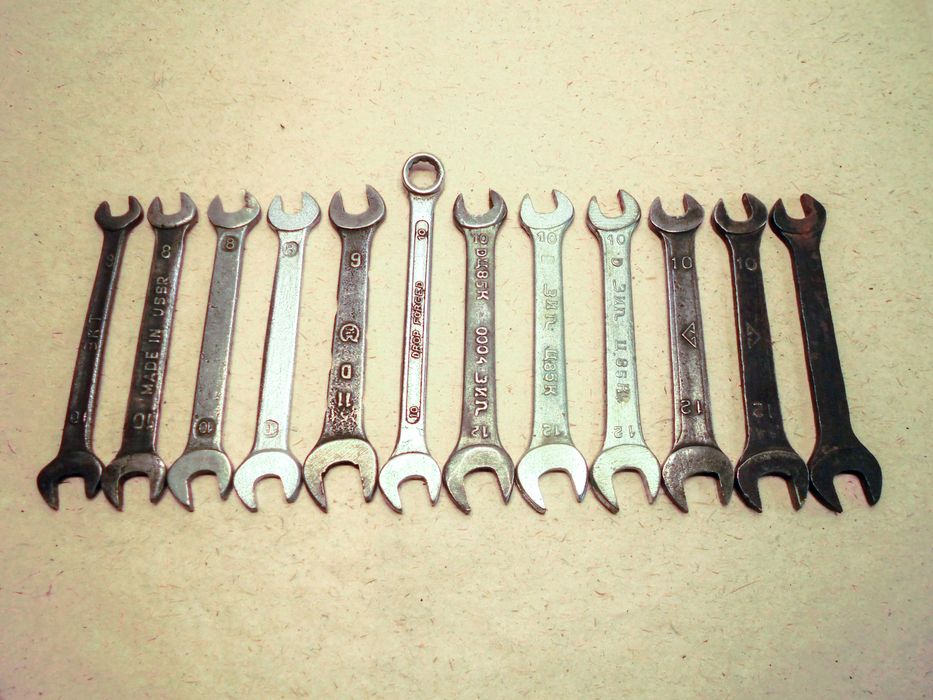 Уровень ключ торцевой рожковый рулетка напильник пробойник