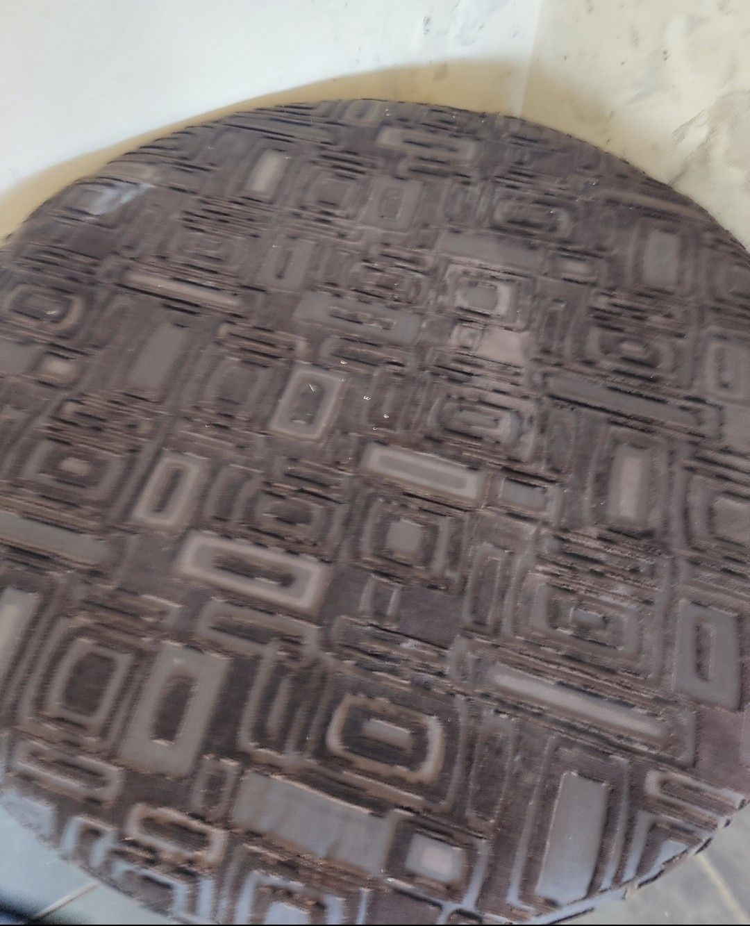 Puff circular em tecido com estrutura de madeira tipo sofá
