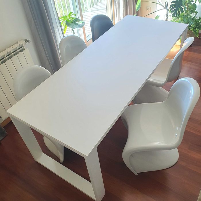 5 cadeiras tipo Panton (Verner Panton) – 4 brancas e 1 preta