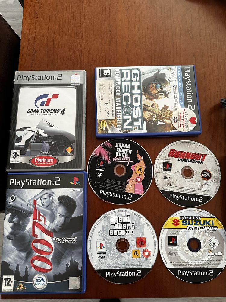 PlayStation 2 com vários jogos